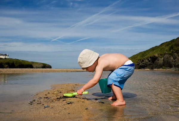 Мальчик Играет Пляже Вид Сбоку — стоковое фото