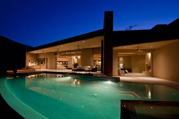 Swimmingpool Vor Luxus Wohnhaus — Stockfoto