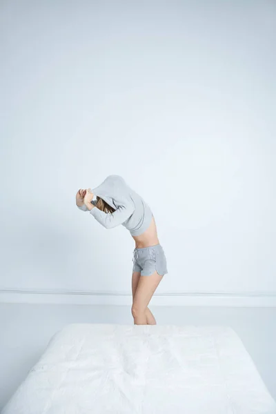 Mujer Joven Desnudándose Dormitorio —  Fotos de Stock