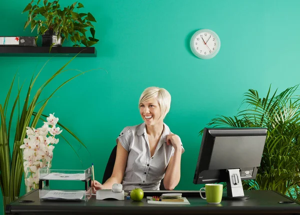 Geschäftsfrau Hinter Schreibtisch Büro Voller Topfpflanzen — Stockfoto