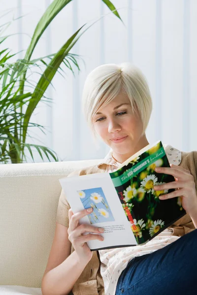 Mujer Joven Leyendo Libro Sofá — Foto de Stock