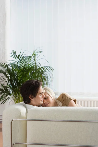 Pareja Joven Abrazándose Siesta Sofá —  Fotos de Stock