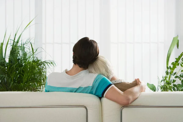 Casal Sentado Sofá Abraçando Visão Traseira — Fotografia de Stock