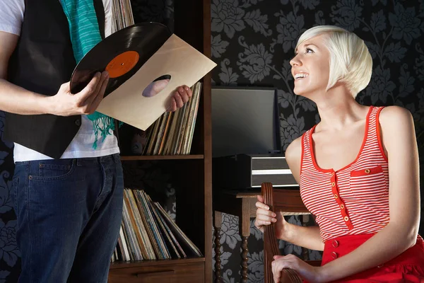 Jovem Mulher Olhando Para Homem Segurando Recorde Vinil Quarto — Fotografia de Stock