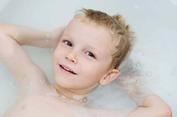 Маленький Хлопчик Плаває Баттубі — стокове фото