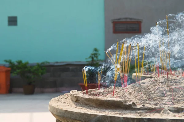 Joss Sticks Brinner Bakgrunden Närbild — Stockfoto