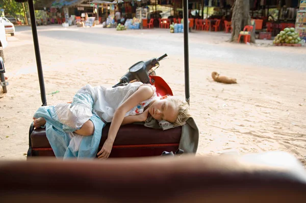 Little Girl Sleeping Seat Rickshaw — Stock Photo, Image