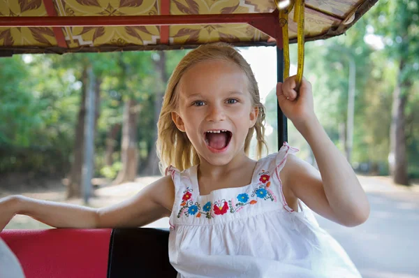 小女孩骑在Rickshaw — 图库照片