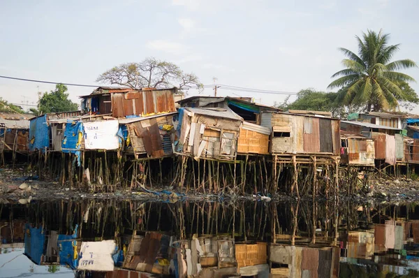 Shantytown Entlang Des Flusses Hintergrund — Stockfoto