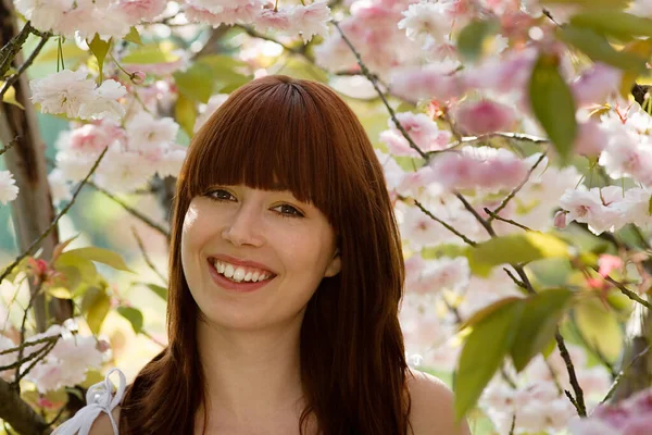 Gülümseyen Genç Kadın Meyve Ağacı Nın Yanında — Stok fotoğraf
