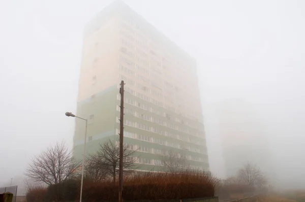 Bloque Pisos Escondidos Detrás Niebla —  Fotos de Stock