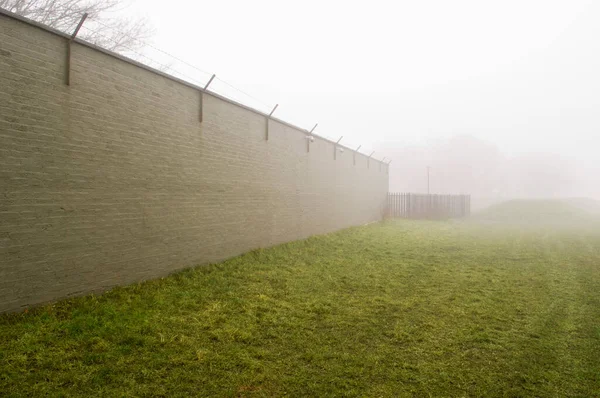 Ziegelmauer Umgibt Feld — Stockfoto