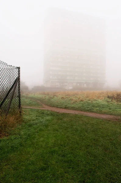 Блок Квартир Спрятанных Туманом — стоковое фото
