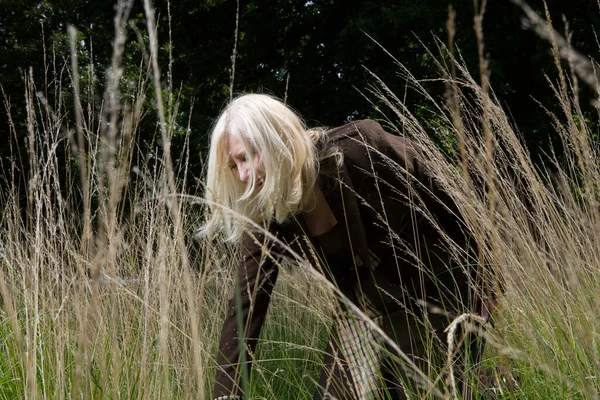 Frau Auf Einer Wiese — Stockfoto