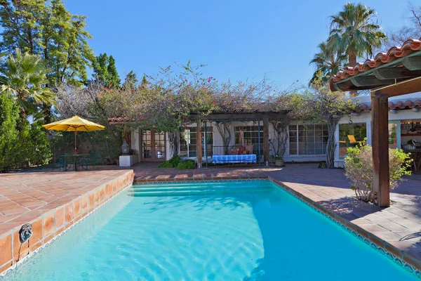 Piscina Frente Casa Solariega — Foto de Stock