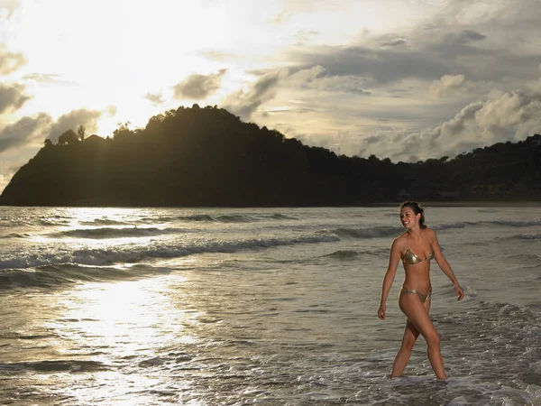 Giovane Donna Piedi Sulla Spiaggia — Foto Stock