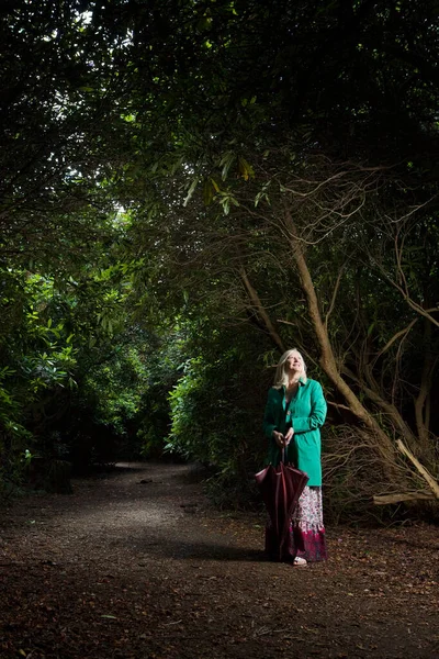 Frau Steht Auf Waldweg — Stockfoto