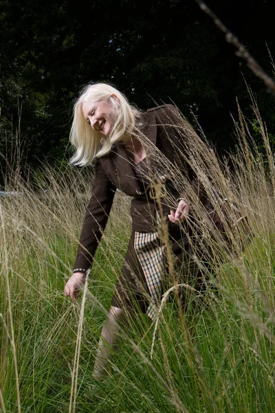 Femme Marchant Dans Une Prairie — Photo