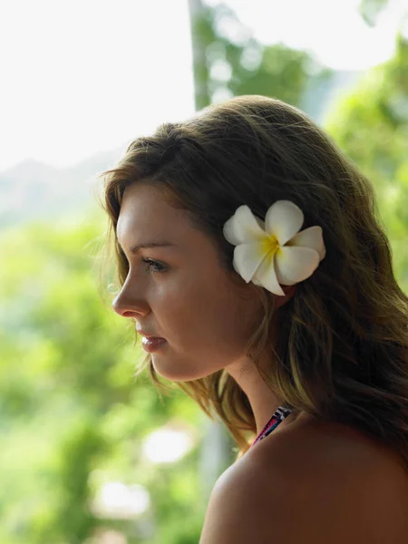 Mulher Jovem Com Flor Cabelo — Fotografia de Stock