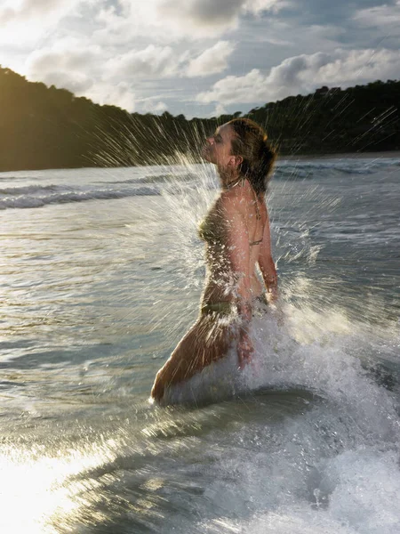 Tailandia Joven Mujer Salpicando Mar —  Fotos de Stock