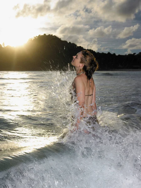 Tailândia Jovem Mulher Espirrando Mar — Fotografia de Stock