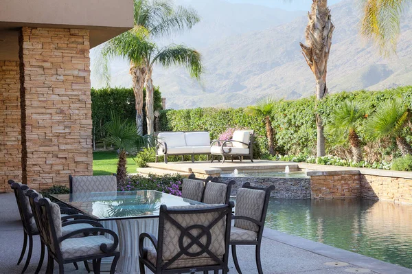 Tafel Stoel Bij Het Zwembad Patio Landhuis — Stockfoto