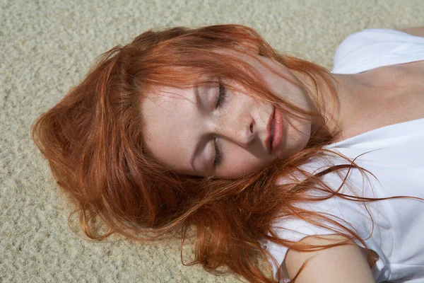 Woman Lying Beach — Stock Photo, Image