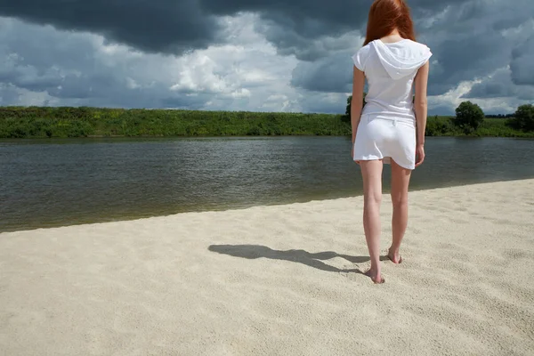 Frau Steht Strand Fluss — Stockfoto