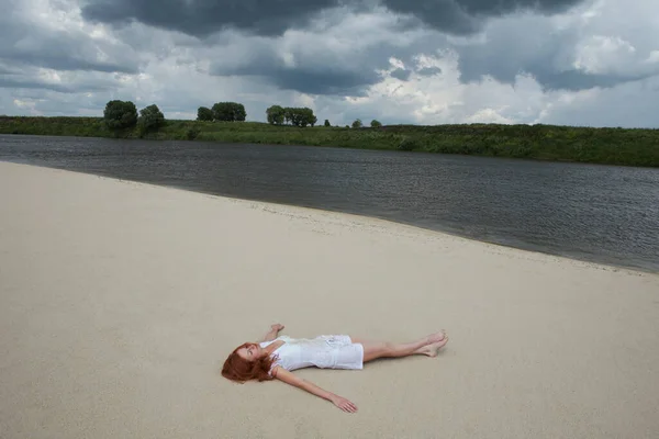 Frau Liegt Strand Fluss — Stockfoto