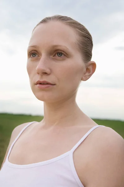 Pensieve Jonge Vrouw Het Veld — Stockfoto