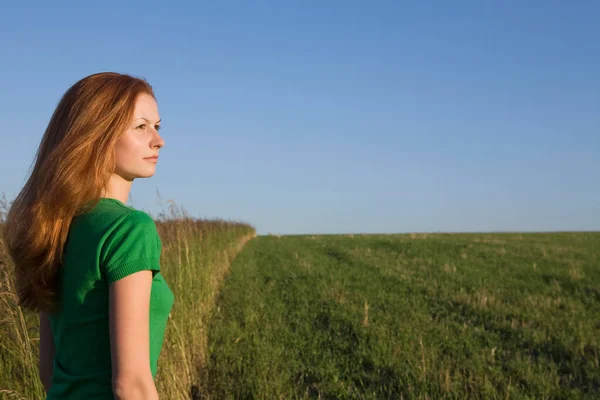 Junge Frau Steht Auf Einem Feld — Stockfoto