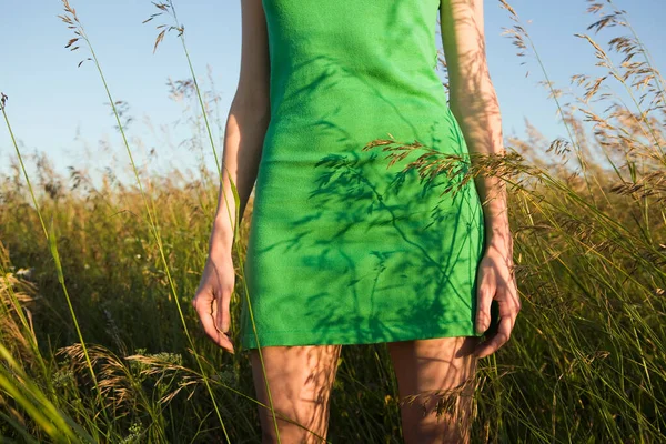 Femme Debout Dans Herbe Haute — Photo