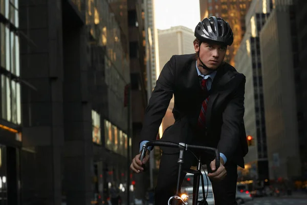 通りの肖像画に自転車で立つ男 — ストック写真