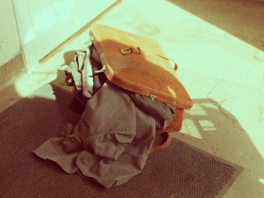 Giysileri çıkarılmış bavul.