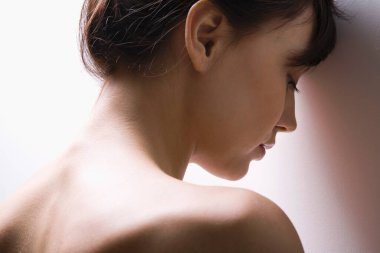 Duvara yaslanmış genç bir kadın