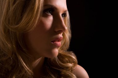 Seksi genç kadın dalgın