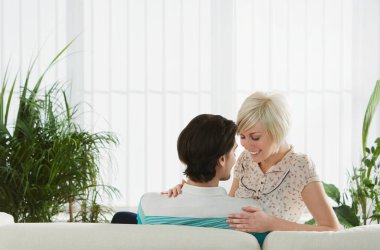 Kanepede kucaklaşan çift.