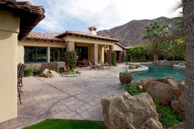 Lüks malikanede yüzme havuzu ve arka planda dağ