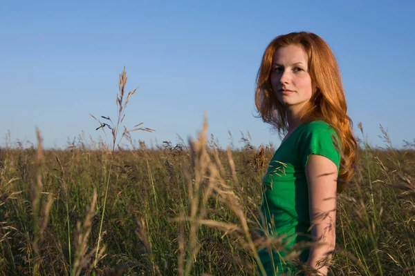 Jonge Vrouw Staand Een Veld Van Hoog Gras — Stockfoto
