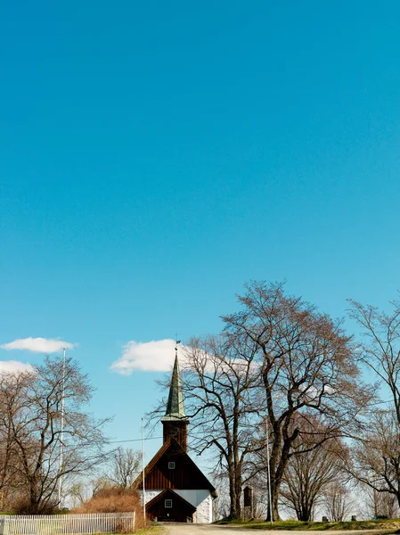 Venkovský Kostel Obklopený Holými Stromy — Stock fotografie