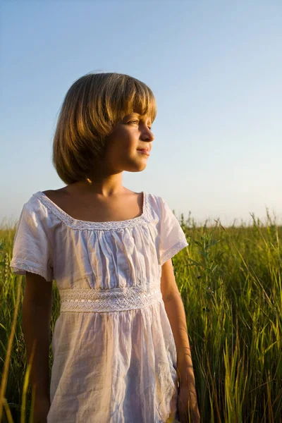 Little Girl Standing Field — Stock Photo, Image