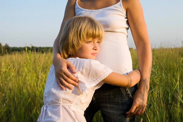 Little Girl Hugging Her Mother Field — Stock Photo, Image