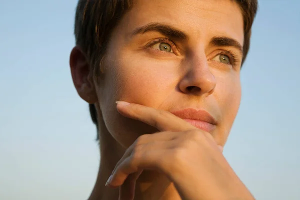 Frau Mittleren Erwachsenenalter Schaut Aus Nahsicht Weg — Stockfoto