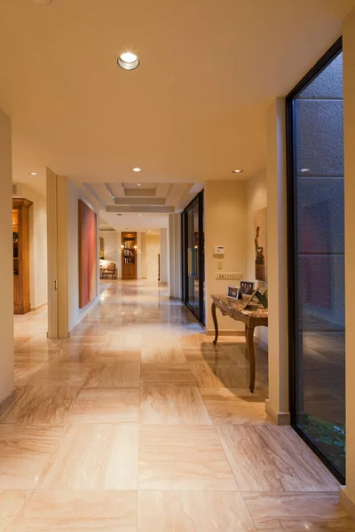 豪華なマナーハウスの長い廊下 — ストック写真