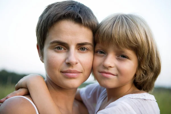 Mor Och Dotter Bakgrunden Närbild — Stockfoto