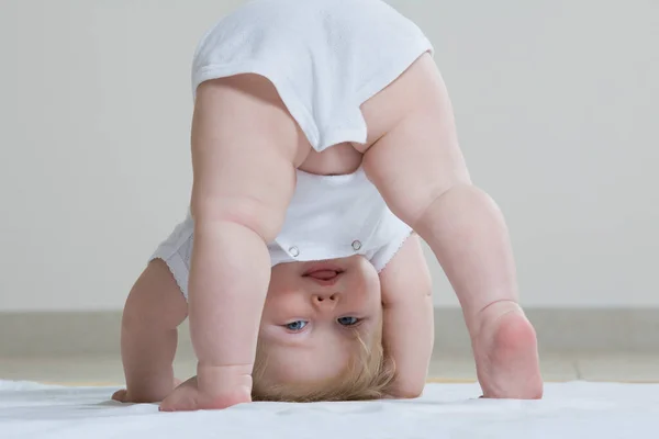 Menina Bebê Jogando Chão Cabeça Para Baixo — Fotografia de Stock
