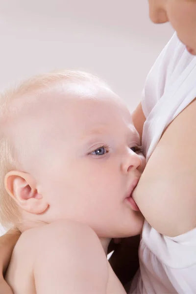 Mulher Amamentando Bebê Menino Close — Fotografia de Stock