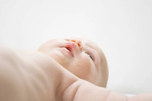 Niño Acostado Cerca — Foto de Stock