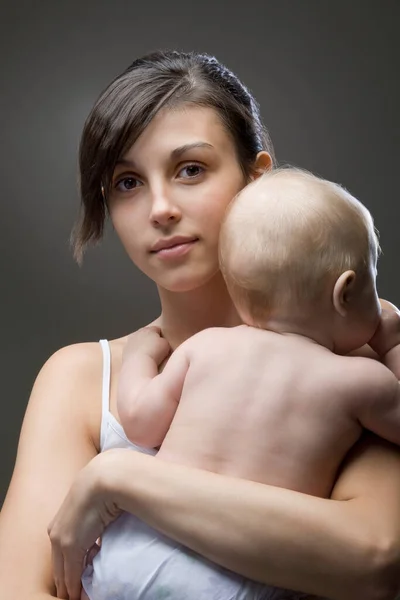 Studio Porträtt Mor Omfamna Baby Pojke — Stockfoto