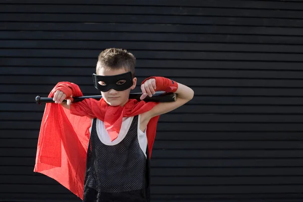 Jongen Draagt Zorro Kostuum Met Honkbalknuppel — Stockfoto